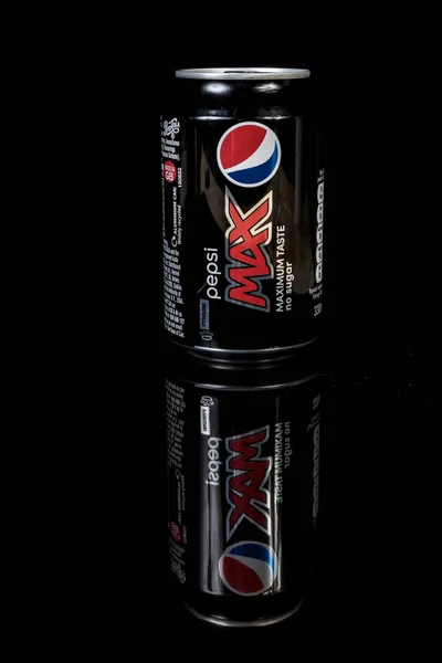 A doboz Pepsi Max Cola elszigetelt a fekete háttér — Stock Fotó