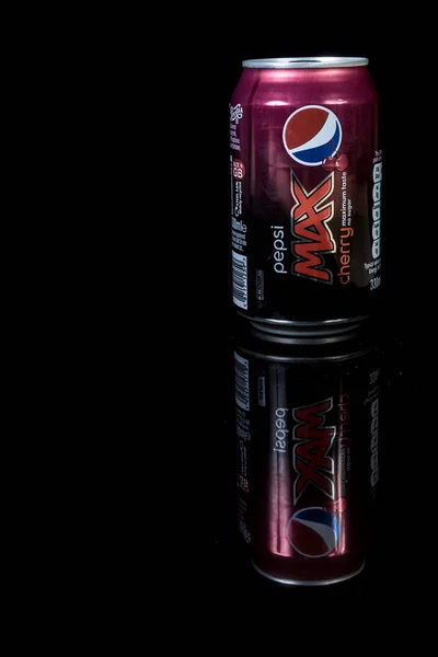 Cherry Pepsi Max elszigetelt fekete alapon is — Stock Fotó