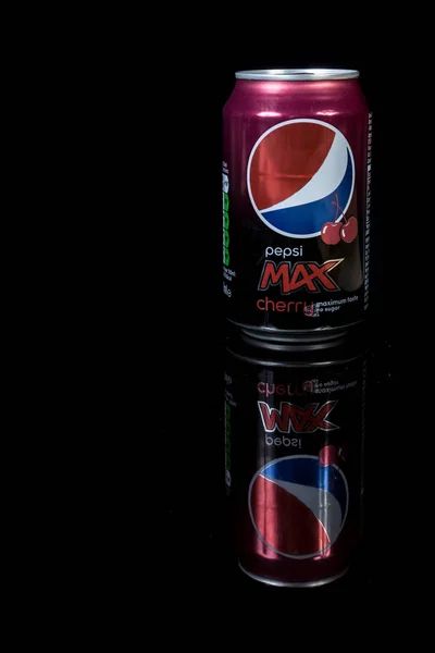 Cherry Pepsi Max elszigetelt fekete alapon is — Stock Fotó