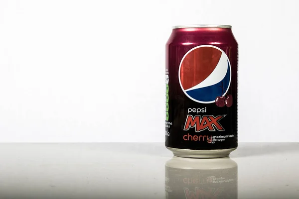 Cherry Pepsi Max is fehér háttér — Stock Fotó