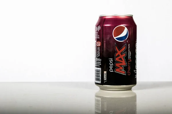 Cherry Pepsi Max is fehér háttér — Stock Fotó