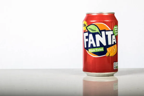 Una lattina di Fanta su sfondo bianco — Foto Stock