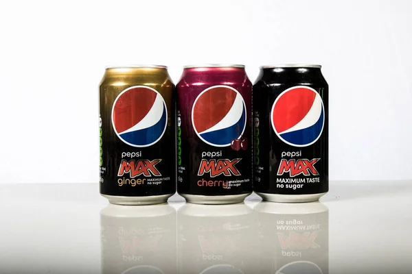 Doboz Pepsi Max fehér háttér — Stock Fotó