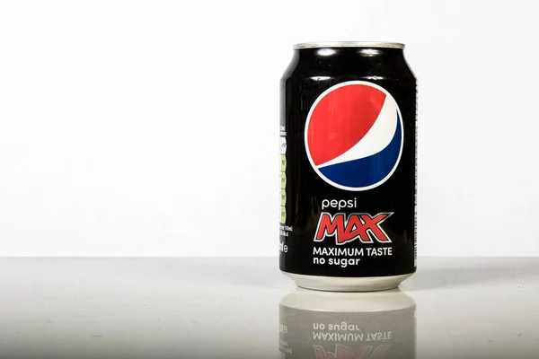 A doboz Pepsi Max fehér háttér — Stock Fotó