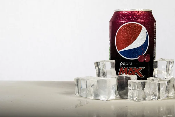 Egy doboz mélyhűtött cseresznye Pepsi Max jég ellen a fehér főleg CIG — Stock Fotó