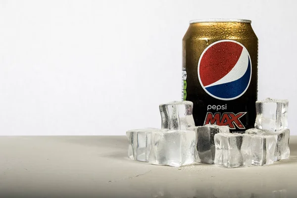 Hűtött gyömbér Pepsi Max jég ellen a fehér főleg CIG is — Stock Fotó