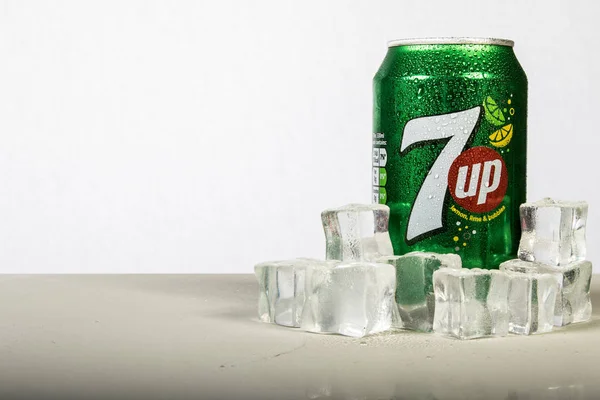 Beyaz bir arka plan karşı buz ile soğuk 7up konservesi