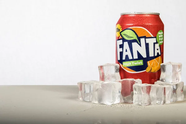 Egy doboz fehér háttér jéggel hűtött Fanta — Stock Fotó