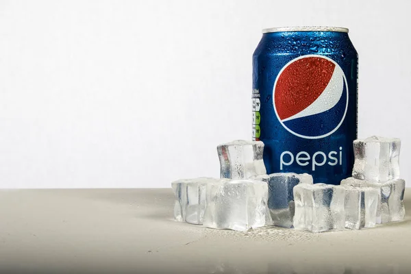 Una lattina di Pepsi freddo con ghiaccio su uno sfondo bianco — Foto Stock