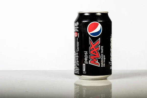 A doboz Pepsi Max fehér háttér — Stock Fotó