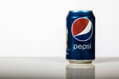 Bir kutu Pepsi beyaz bir arka plan