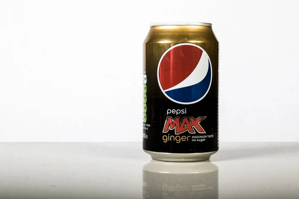 A gyömbér Pepsi Max is fehér háttér — Stock Fotó