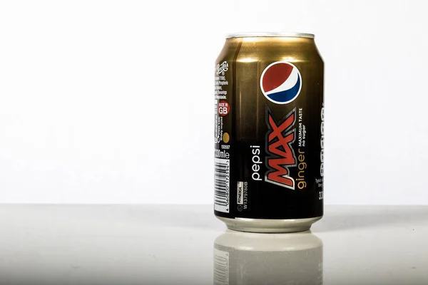 A gyömbér Pepsi Max is fehér háttér — Stock Fotó