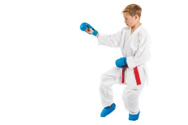 Pre-teen çocuk karate yapıyor