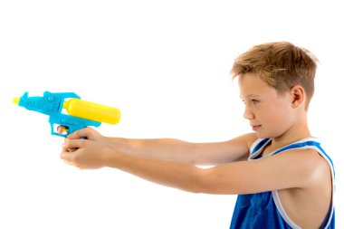 Pre-teen çocuk su silahlarla oynayan