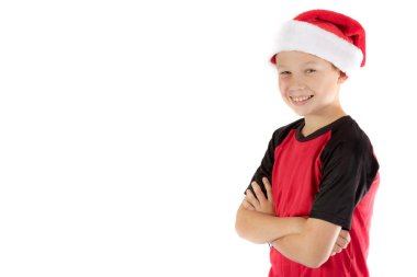 Pre-teen çocuk Noel Baba şapkası giyiyor