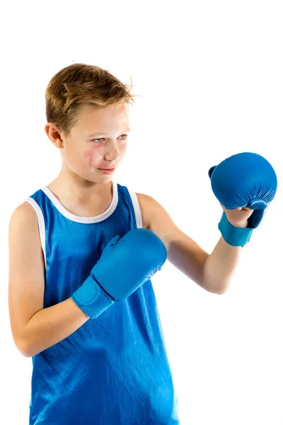 Pre-adolescente boxeador chico con guantes de boxeo —  Fotos de Stock