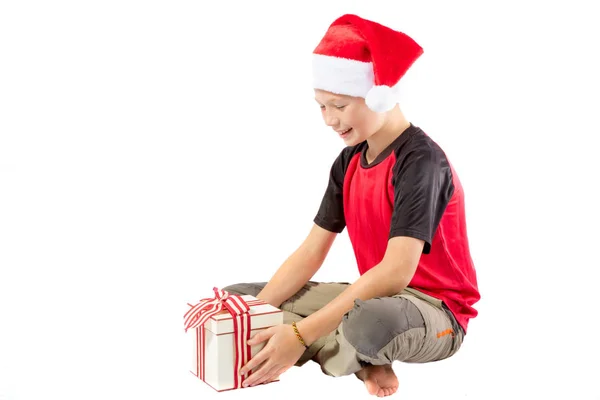 Pre-adolescente chico con un regalo de Navidad —  Fotos de Stock