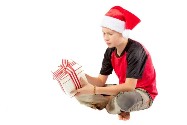 Menino pré-adolescente com um presente de Natal — Fotografia de Stock