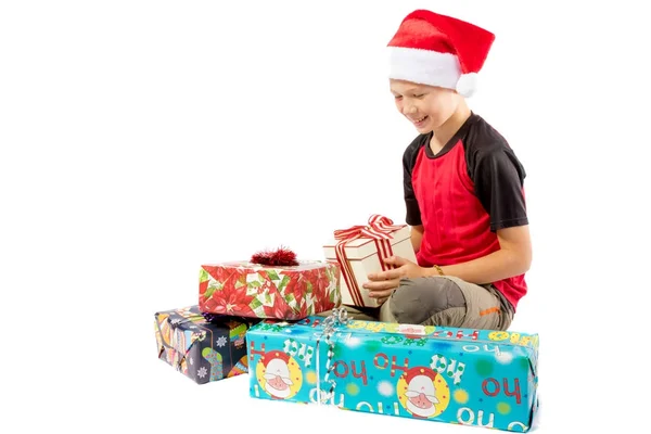 Wstępnie teen chłopiec i wybór prezenty świąteczne — Zdjęcie stockowe