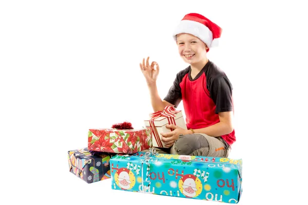 Niño pre-adolescente y una selección de regalos de Navidad —  Fotos de Stock