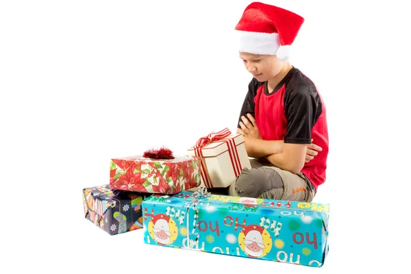 Niño pre-adolescente y una selección de regalos de Navidad —  Fotos de Stock