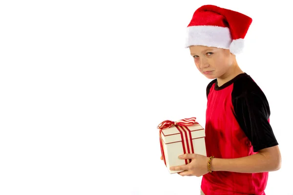 Menino pré-adolescente com um presente de Natal — Fotografia de Stock