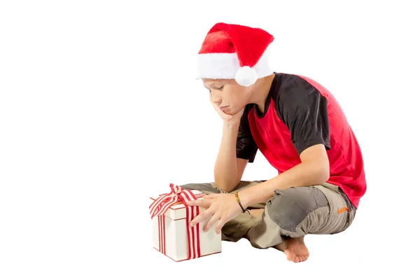 Wstępnie teen chłopiec z prezent na Boże Narodzenie — Zdjęcie stockowe