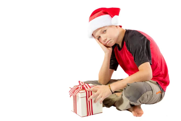 Pre-tonåring pojke med en julklapp — Stockfoto