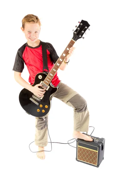 Pre-adolescente chico y una guitarra eléctrica — Foto de Stock