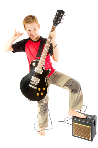 Pre-adolescente chico y una guitarra eléctrica — Foto de Stock