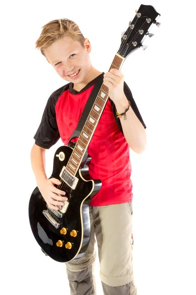 Pre-adolescente chico y una guitarra eléctrica — Foto de Stock