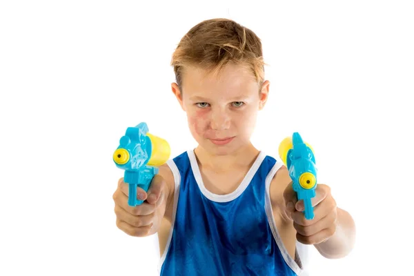 Pre-adolescente niño jugando con armas de agua — Foto de Stock