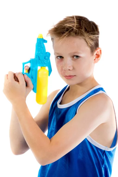 Pre-teen boy playing with water guns — Stock Photo, Image