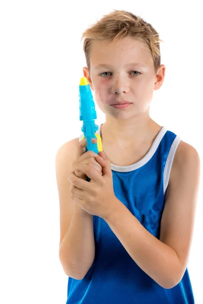 Menino pré-adolescente brincando com armas de água — Fotografia de Stock