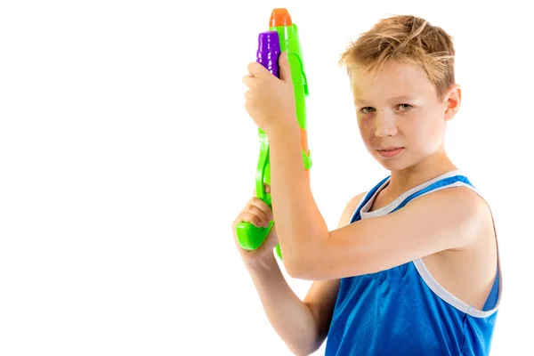 Pre-adolescente niño jugando con armas de agua — Foto de Stock