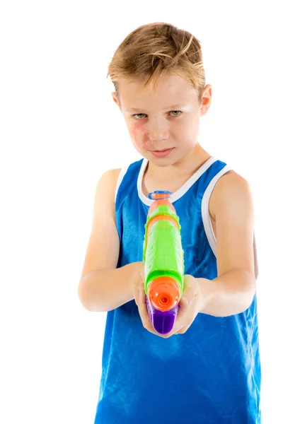 Pre-adolescente niño jugando con armas de agua — Foto de Stock