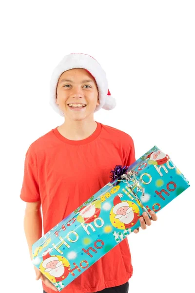 年轻的男孩戴着圣诞老人的圣诞帽带着礼物 — 图库照片