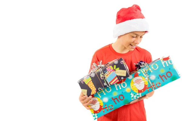 Fiatal tizenéves fiú, egy ajándék karácsonyi Santa kalapban — Stock Fotó