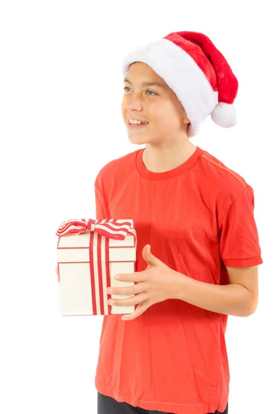 Jovem adolescente usando um chapéu de Natal de Santa com um presente — Fotografia de Stock