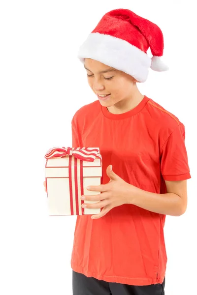 Jovem adolescente usando um chapéu de Natal de Santa com um presente — Fotografia de Stock