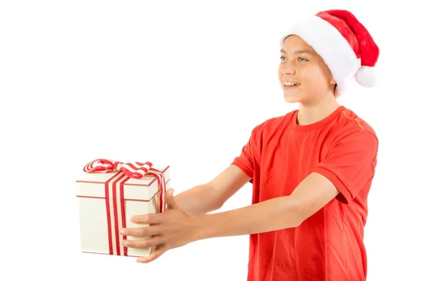 Junge im Teenageralter mit Weihnachtsmann-Hut und Geschenk — Stockfoto