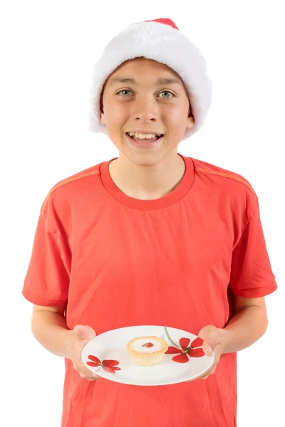 Dospívající chlapec izolovaných na bílém pozadí s cherry bakewell — Stock fotografie