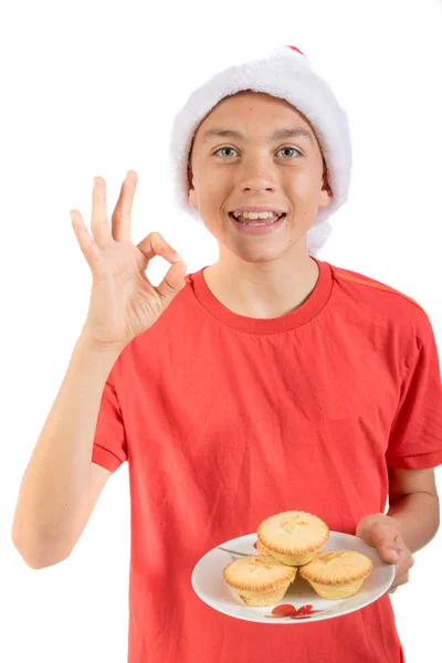 在白色背景上用一盘肉末隔离的少年男孩 — 图库照片