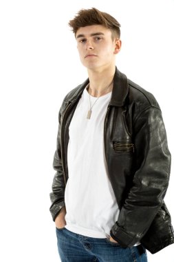 18 yaşındaki bir deri ceket ve kot pantolon giymiş