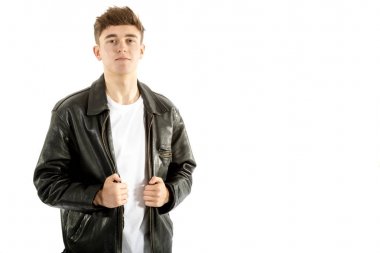 18 yaşındaki bir deri ceket ve kot pantolon giymiş