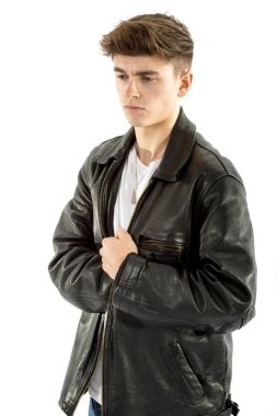 18 yaşındaki bir deri ceket ve kot pantolon giymiş