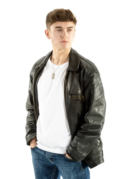 18 ans portant une veste et un jean en cuir — Photo