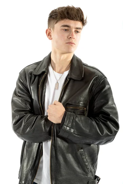 18 ans portant une veste et un jean en cuir — Photo