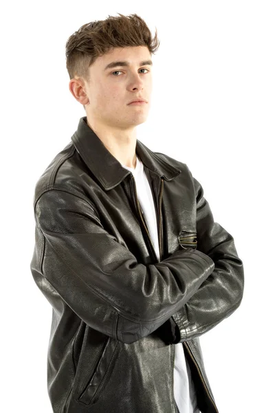 18-Jähriger trägt Lederjacke und Jeans — Stockfoto